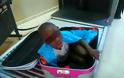 ΣΟΚΑΡΙΣΤΙΚΟ: Μετέφερε 9χρονο μέσα σε... βαλίτσα - Δείτε τις εικόνες που κόβουν την ανάσα [photos] - Φωτογραφία 2