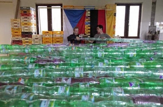ΑΠΙΣΤΕΥΤΟ: Σκάφος από 50.000 πλαστικά μπουκαλάκια! [photo] - Φωτογραφία 1
