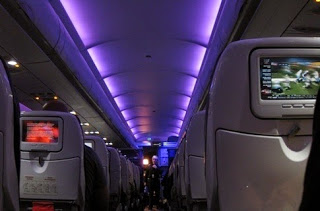 Απίστευτο: Γιατί χαμηλώνουν τα φώτα στο αεροπλάνο στην προσγείωση και την απογείωση; - Φωτογραφία 1