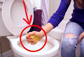 Ρίχνει σε ένα λεμόνι χοντρό αλάτι και το στύβει στην λεκάνη της τουαλέτας - Αυτό που ακολουθεί αμέσως μετά είναι εκπληκτικό [video] - Φωτογραφία 1