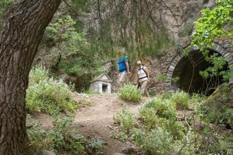 Πάνω από 3.500 πεζοπόροι κατέβηκαν το φαράγγι του Βουραϊκού - Δείτε φωτο - Φωτογραφία 7