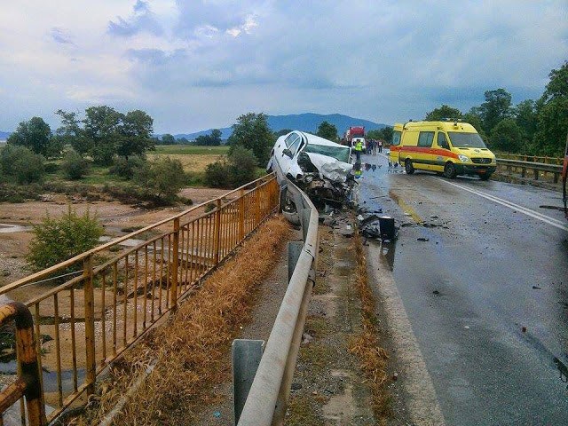 ΦΡΙΚΗ: Φωτογραφίες ΣΟΚ από το θανατηφόρο τροχαίο στην Θεσσαλονίκη! [photos] - Φωτογραφία 4