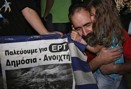 Τα δάκρυα του Ανταποκριτή της ΕΡΤ - Πρωτόγνωρες οι σκηνές που διαδραματίστηκαν στο κτίριο της ΕΡΤ... [photos] - Φωτογραφία 2