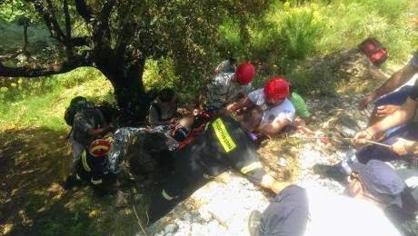 Αχαΐα: Καρέ καρέ η διάσωση της 27χρονης που έπεσε σε γκρεμό 15 μέτρων στο φαράγγι του Βουραϊκού - Φωτογραφία 3