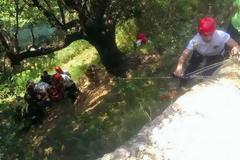 Αχαΐα: Καρέ καρέ η διάσωση της 27χρονης που έπεσε σε γκρεμό 15 μέτρων στο φαράγγι του Βουραϊκού