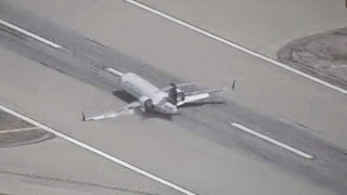 Δραματική προσγείωση αεροσκάφους με την κοιλιά... [video] - Φωτογραφία 1