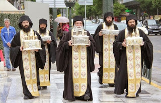 Πέντε μεγάλους Αγίους υποδέχθηκε σήμερα η Μητρόπολη Πειραιώς... [video] - Φωτογραφία 1