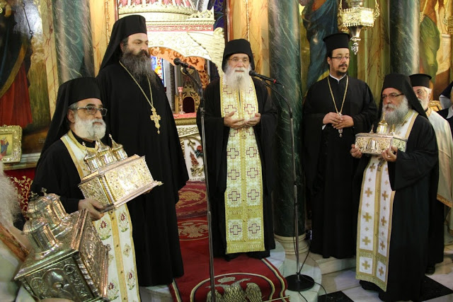 Πέντε μεγάλους Αγίους υποδέχθηκε σήμερα η Μητρόπολη Πειραιώς... [video] - Φωτογραφία 10