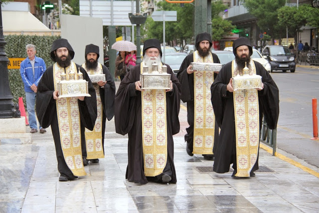 Πέντε μεγάλους Αγίους υποδέχθηκε σήμερα η Μητρόπολη Πειραιώς... [video] - Φωτογραφία 3