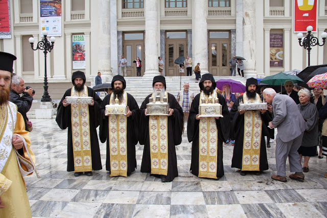 Πέντε μεγάλους Αγίους υποδέχθηκε σήμερα η Μητρόπολη Πειραιώς... [video] - Φωτογραφία 5