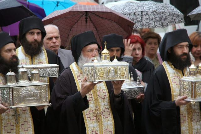 Πέντε μεγάλους Αγίους υποδέχθηκε σήμερα η Μητρόπολη Πειραιώς... [video] - Φωτογραφία 6