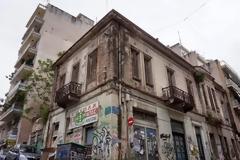 Πάτρα: Παλιό οίκημα στο κέντρο της πόλης καταρρέει - Δείτε φωτο