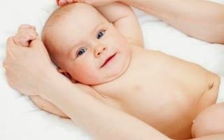 Βρεφικό μασάζ: Οι σωστές κινήσεις για να ευχαριστήσετε το μωρό σας - Φωτογραφία 1