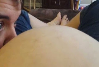 Δείτε τι γίνεται μόλις ο πατέρας φυσάει την κοιλιά της εγκύου συντρόφου του! [video] - Φωτογραφία 1
