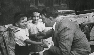 Το αγόρι της ΠΡΟΠΑΓΑΝΔΑΣ των ΝΑΖΙ περιγράφει την γνωριμία του με τον Χίτλερ! Έτσι είναι πλέον ο πιτσιρικάς… [photos] - Φωτογραφία 1