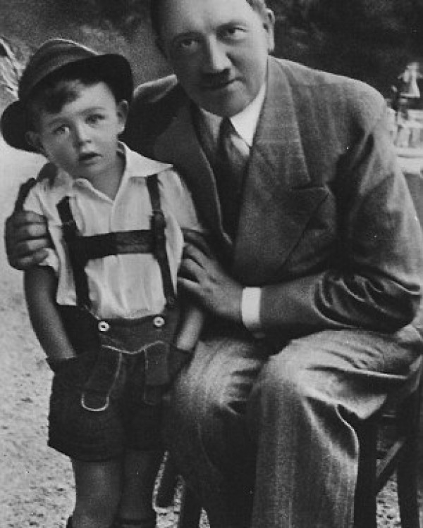 Το αγόρι της ΠΡΟΠΑΓΑΝΔΑΣ των ΝΑΖΙ περιγράφει την γνωριμία του με τον Χίτλερ! Έτσι είναι πλέον ο πιτσιρικάς… [photos] - Φωτογραφία 2