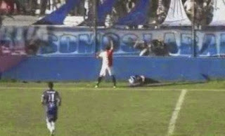 H ΤΡΑΓΙΚΗ στιγμή που 21χρονος ποδοσφαιριστής τραυματίζεται τελικά θανάσιμα... [video] - Φωτογραφία 1