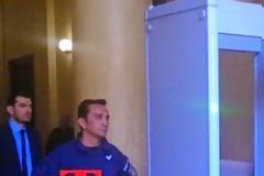 Με μαχαίρια και σουγιάδες, επιχειρούν να μπούν στα Δικαστήρια! [photos]