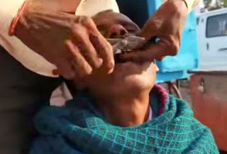 ΦΡΙΚΤΟ: Υπαίθριος οδοντίατρος βγάζει δόντια ασθενών στην Ινδία με την... πένσα [video] - Φωτογραφία 1