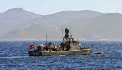 Τουρκικό πολεμικό πλοίο ανοιχτά της Κρήτης - Φωτογραφία 1