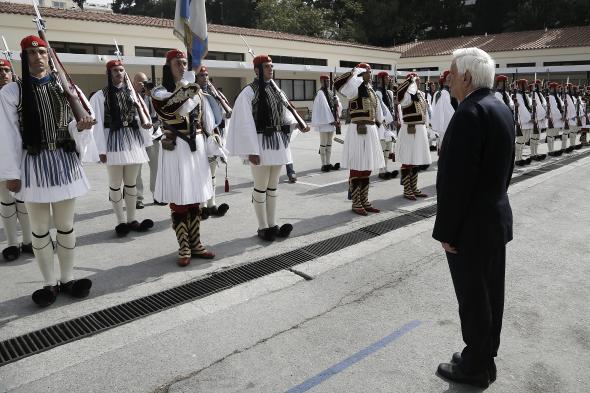 Ο Παυλόπουλος επισκέφθηκε την Προεδρική Φρουρά - ΦΩΤΟ - Φωτογραφία 2