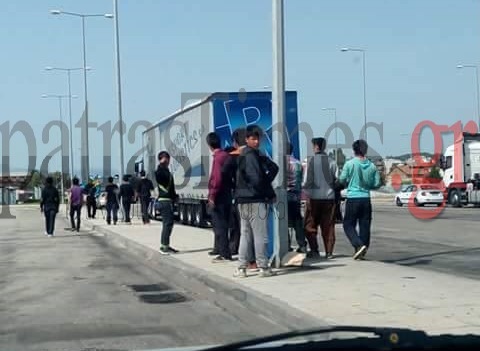 Καρέ - καρέ η προσπάθεια εισβολής μεταναστών σε νταλίκες... [photos] - Φωτογραφία 4