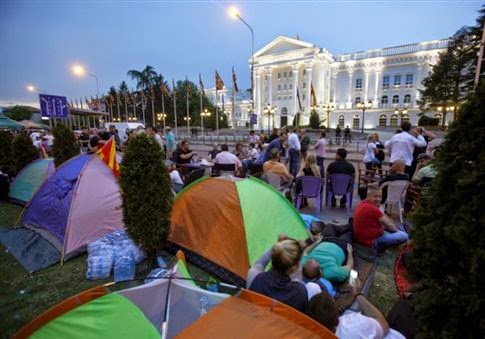 Ζητούν την παραίτηση της κυβέρνησης των Σκοπίων... - Φωτογραφία 2