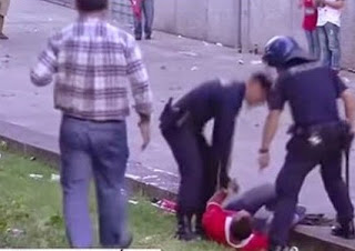 Το βίντεο που έχει προκαλέσει σάλο στην Πορτογαλία - Όταν οι Αστυνομικοί χτυπούν με μανία έναν πατέρα μπροστά στα μάτια του μικρού παιδιού του [video] - Φωτογραφία 1