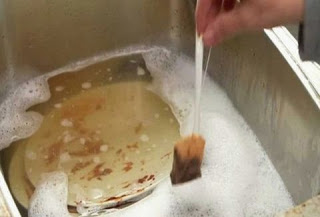Απίστευτο: Βάζει το φακελάκι του τσάι σε άπλυτα πιάτα! Δείτε τι συμβαίνει μετά... [video] - Φωτογραφία 1