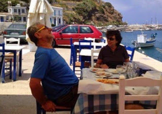 Αυτό το ζευγάρι Γερμανών είναι οι ευεργέτες της Ελλάδας – Δείτε τι παρήγγειλαν σε ταβέρνα που ακόμα παραμιλάνε όλοι - Φωτογραφία 1