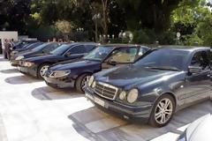 Πανικός στην δημοπρασία δημοσίων αυτοκινήτων: Πωλούνται σε εξευτελιστικές τιμές και από το πρωί επικρατεί πανζουρλισμός [photos]