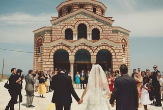 Ο γάμος της χρονιάς στο Ηράκλειο - Ούτε που φαντάζεστε με τι πήγε στην εκκλησία ο γαμπρός! [photos] - Φωτογραφία 1
