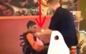 ΝΤΡΟΠΗ ΚΑΙ ΑΙΣΧΟΣ! Σε ένα Fast Food είδαν τον υπάλληλο του εστιατορίου να κάνει αυτό σε πελάτη με αναπηρία και σοκαρίστηκαν [video]