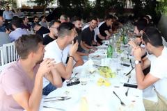 ΔΕΛΤΙΟ ΤΥΠΟΥ ΠΑΕ ΟΛΥΜΠΙΑΚΟΣ : ΟΙΚΟΓΕΝΕΙΑΚΟ ΓΕΥΜΑ ΣΤΟ ΜΙΚΡΟΛΙΜΑΝΟ (VIDEO & PHOTOS)