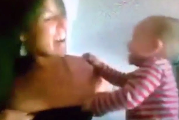Πονηρός ο μπόμπιρας προσπαθεί να παίξει με τα μεμέ της μαμάς του... [video] - Φωτογραφία 1