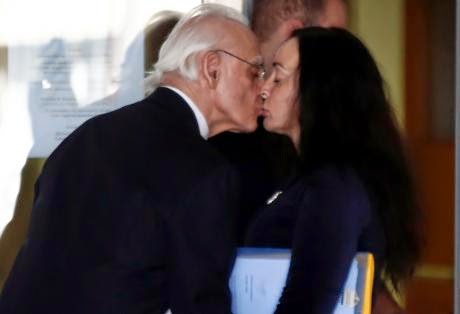 Το φιλί του Άκη Τσοχατζόπουλου στη Βίκυ Σταμάτη – Δείτε φωτο - Φωτογραφία 1