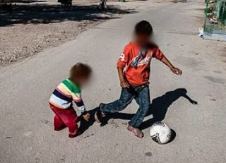 Έβαζαν μικρά παιδιά μέσα στο δρόμο για να ληστέψουν ανυποψίαστους οδηγούς - Φωτογραφία 1