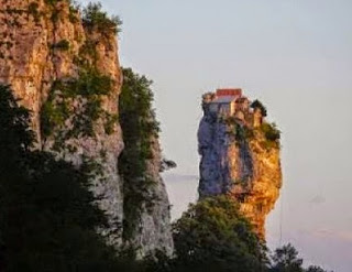 Η απίστευτη ιστορία ζωής ενός μοναχού που ζει πάνω σε ένα βράχο - Φωτογραφία 1