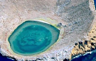 Μια σμαραγδένια λίμνη στέκεται επάνω σε έναν βράχο στη μέση του ωκεανού - Φωτογραφία 1