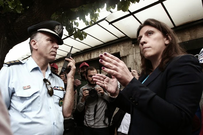 Η Kωνσταντοπούλου, έξαλλη, βγήκε στον δρόμο να ζητήσει τον λόγο από τους αστυνομικούς - Δείτε το βίντεο - Φωτογραφία 1