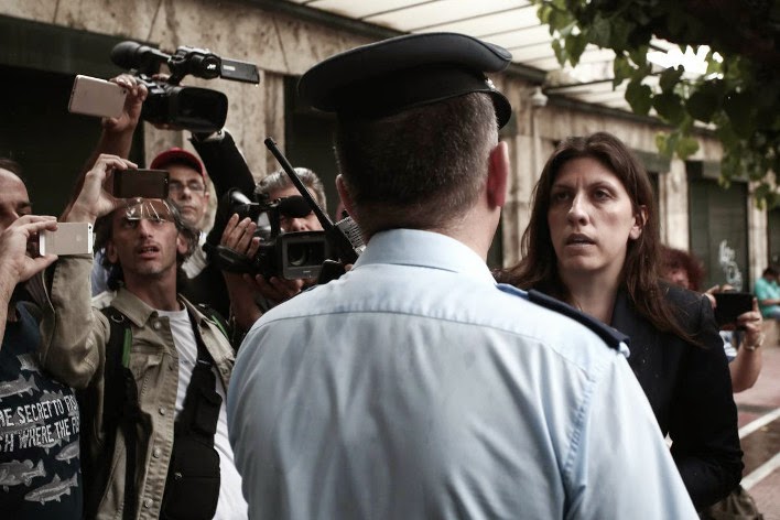 Η Kωνσταντοπούλου, έξαλλη, βγήκε στον δρόμο να ζητήσει τον λόγο από τους αστυνομικούς - Δείτε το βίντεο - Φωτογραφία 2