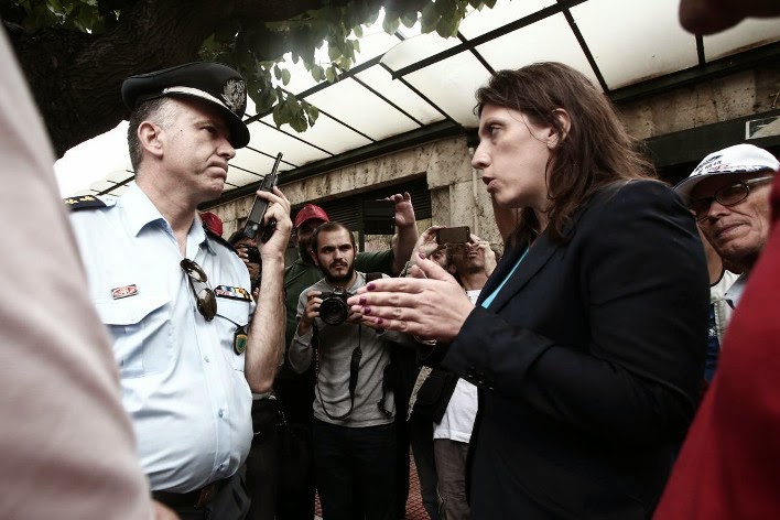 Η Kωνσταντοπούλου, έξαλλη, βγήκε στον δρόμο να ζητήσει τον λόγο από τους αστυνομικούς - Δείτε το βίντεο - Φωτογραφία 5