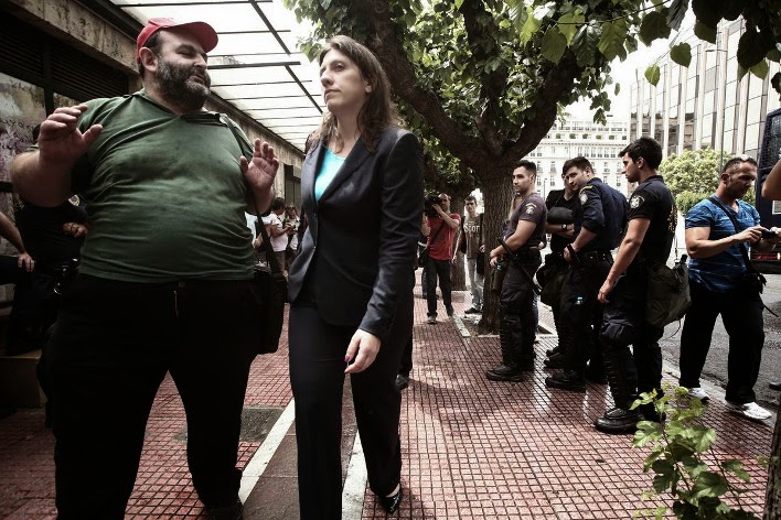 Η Kωνσταντοπούλου, έξαλλη, βγήκε στον δρόμο να ζητήσει τον λόγο από τους αστυνομικούς - Δείτε το βίντεο - Φωτογραφία 8