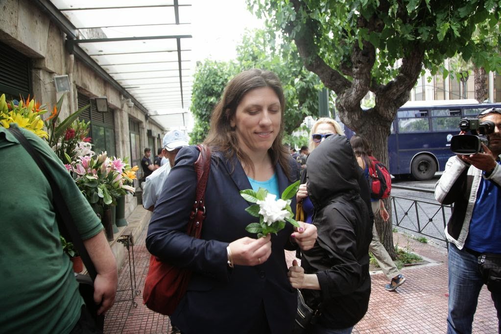 Η Kωνσταντοπούλου, έξαλλη, βγήκε στον δρόμο να ζητήσει τον λόγο από τους αστυνομικούς - Δείτε το βίντεο - Φωτογραφία 9