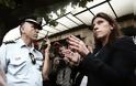 Η Kωνσταντοπούλου, έξαλλη, βγήκε στον δρόμο να ζητήσει τον λόγο από τους αστυνομικούς - Δείτε το βίντεο - Φωτογραφία 1