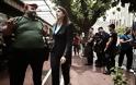 Η Kωνσταντοπούλου, έξαλλη, βγήκε στον δρόμο να ζητήσει τον λόγο από τους αστυνομικούς - Δείτε το βίντεο - Φωτογραφία 8