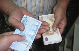 ευγάρι Πατρινών εκβίαζε πολίτες - Αποσπούσε χρήματα με πρόσχημα την κατάθεσή τους στο εξωτερικό - Φωτογραφία 1