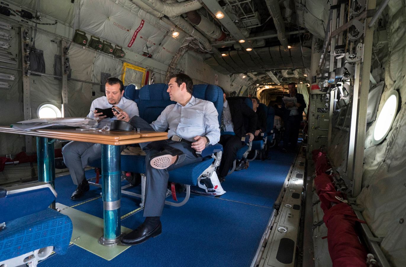 Η πτήση του Τσίπρα με το C-130 στη Ρίγα: Φωτογραφικό υλικό μέσα από το αεροπλάνο - Δείτε πως το μετέτρεψαν για να ταξιδέψει ο Αλέξης [photos] - Φωτογραφία 2