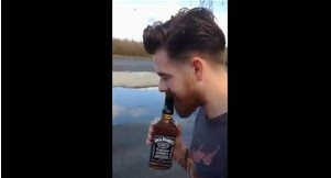 Επίδειξη ηλιθιότητας : 27χρονος Βρετανός πίνει άσπρο πάτο ένα μπουκάλι ουίσκι σε 13 δευτερόλεπτα... [video] - Φωτογραφία 1