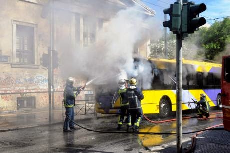 Έβαλαν φωτιά σε τρόλεϊ, αφού κατέβασαν τους επιβάτες - Φωτογραφία 2